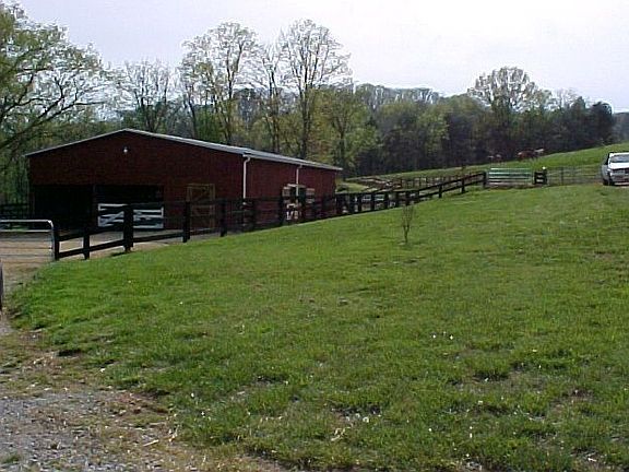 1980 SF 6-stall barn