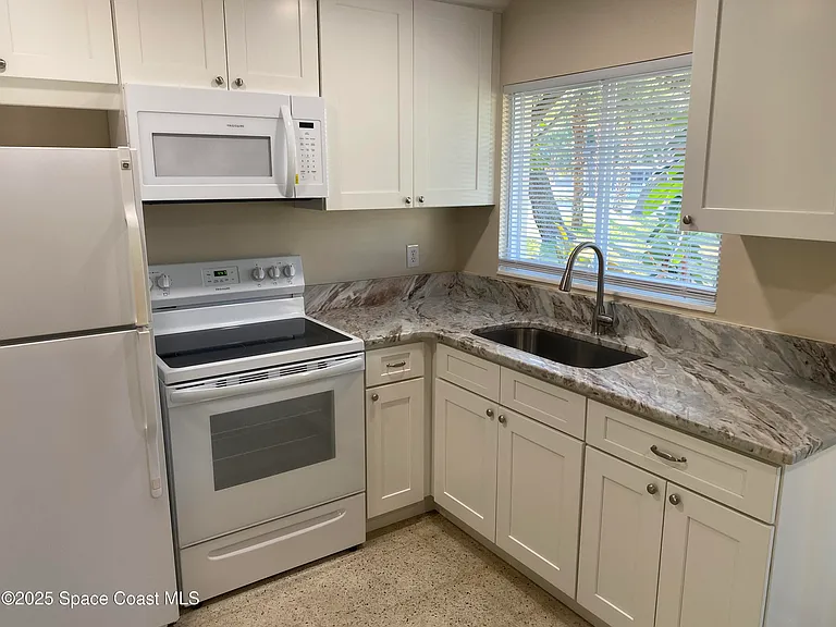 1558 Guava Ave #B — Photo 10
