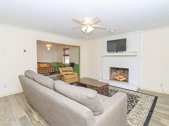 3rd image of 913 Glastonbury Cir #B