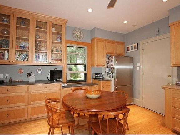 4th image of 2419 E Shorewood Blvd