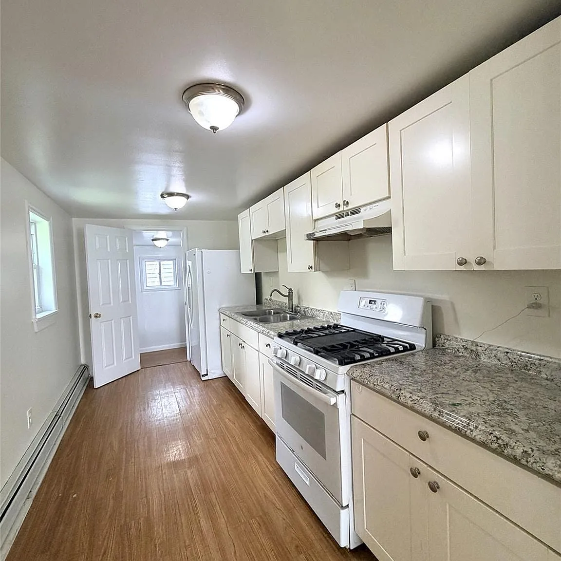 3 bed, 1.0 bath, 2200 sqft, $3,100 — Photo 3
