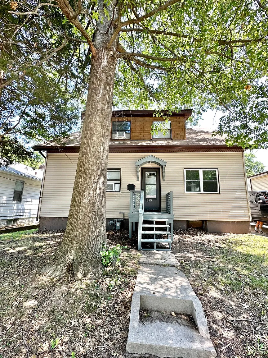 206 S 10th St photo 1