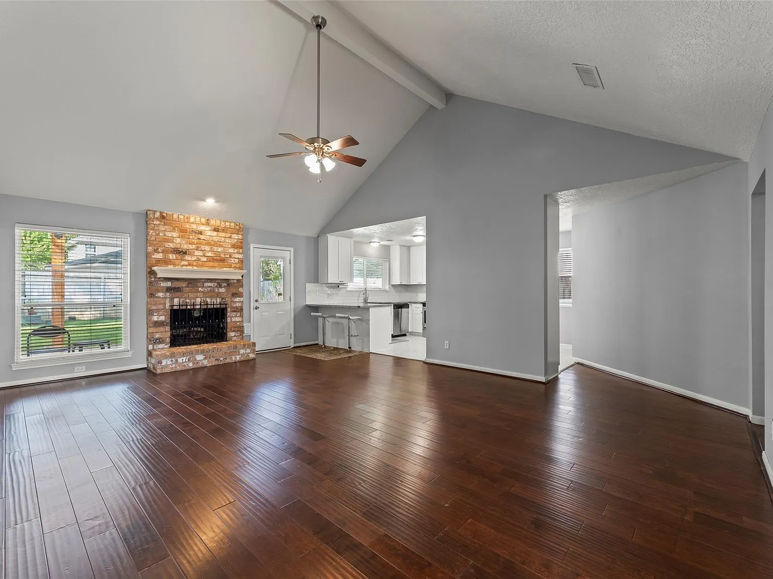 3 bed, 2.0 bath, 1701 sqft, $2,300 — Photo 4
