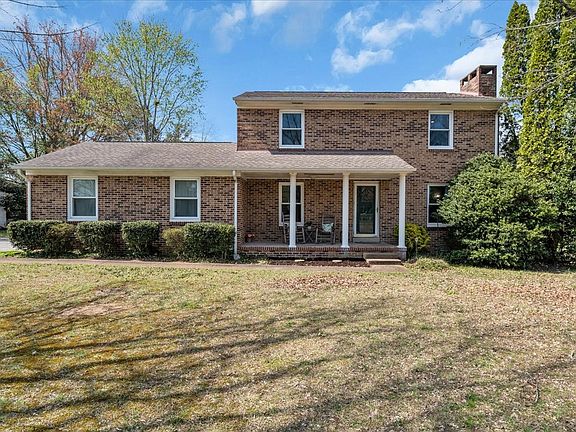 3rd image of 203 Twelve Oaks Rd