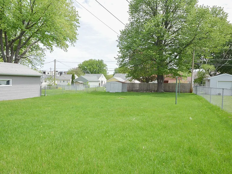 316-18 1/2 Ave SW — Photo 12