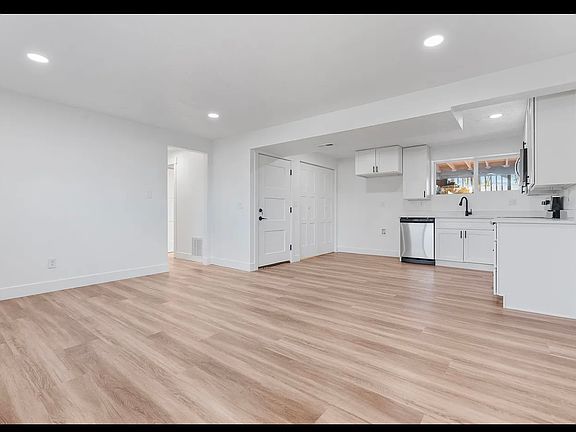 5th image of 2345 W Edgeware Ln