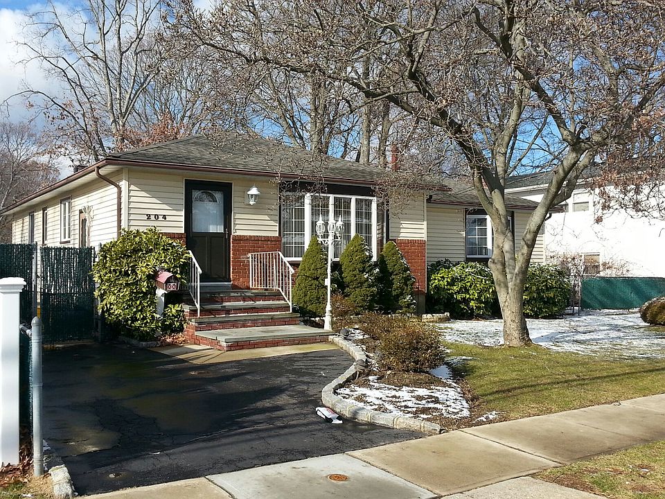 2nd image of 204 Roosevelt Ave