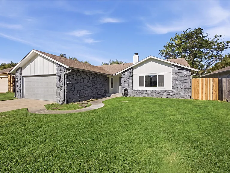 1906 N Eucalyptus Ct — Photo 2