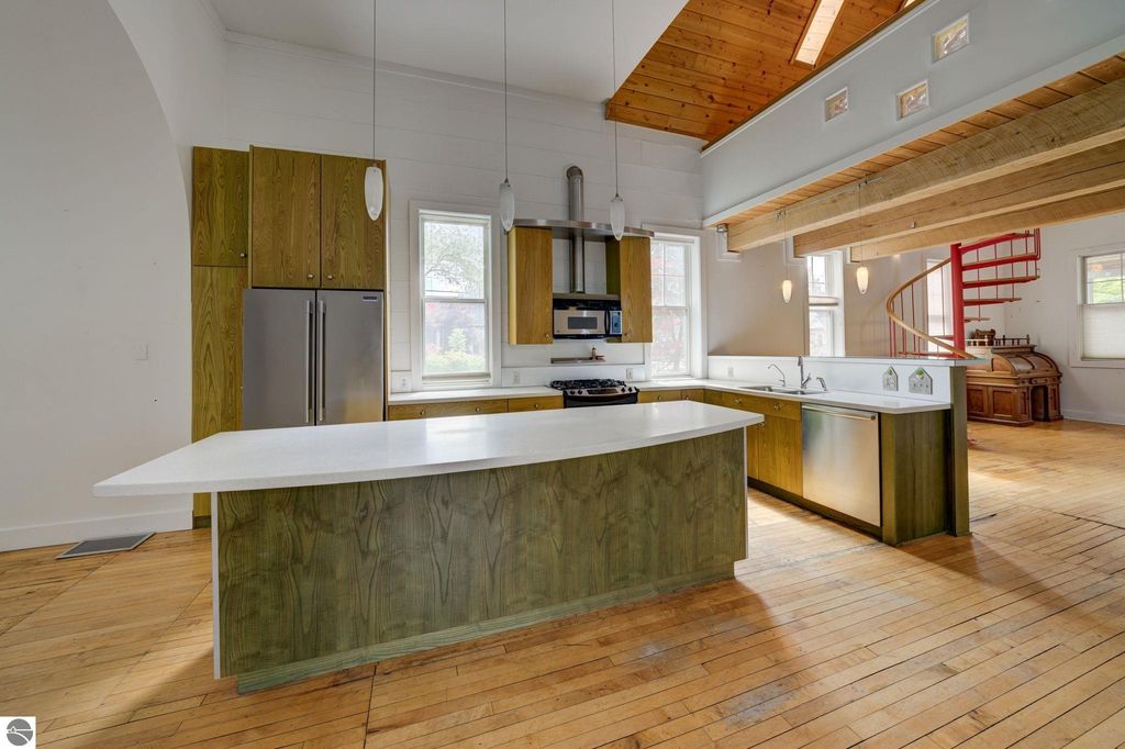 402 W 10th St, Traverse City, MI - View 4