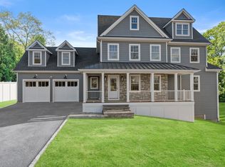 127 Lakeview Dr, Fairfield, CT 06825