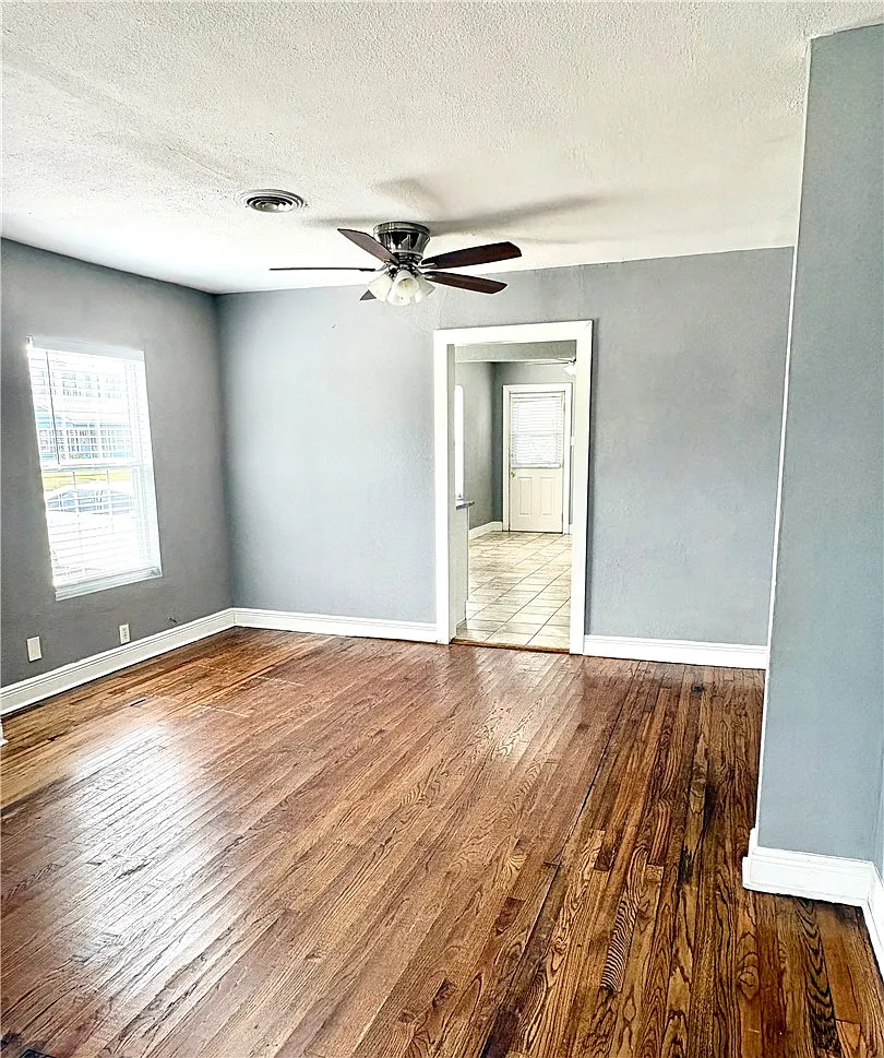3 bed, 1.0 bath, 1208 sqft, $1,595 — Photo 3
