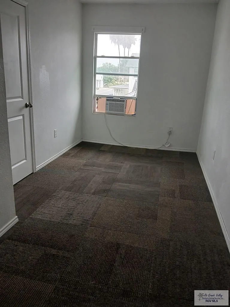3 bed, 1.0 bath, 1000 sqft, $1,000 — Photo 2