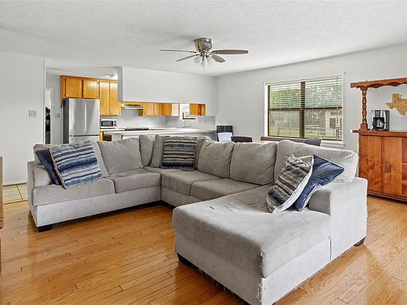 4th image of 110 N Avenue D