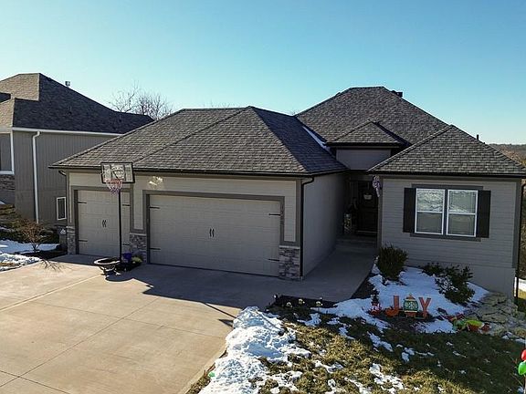 2nd image of 1500 SW Cross Creek Dr