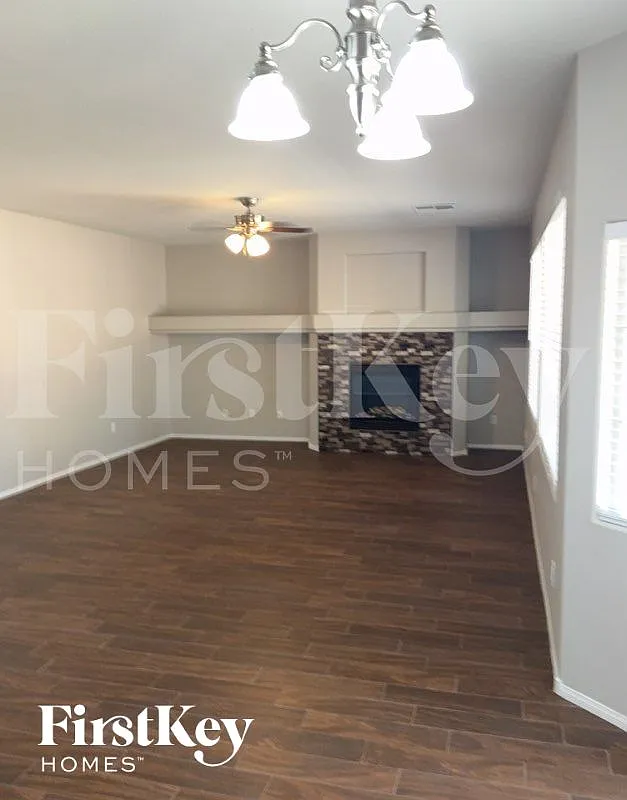 4 bed, 2.5 bath, 2708 sqft, $2,705 — Photo 2
