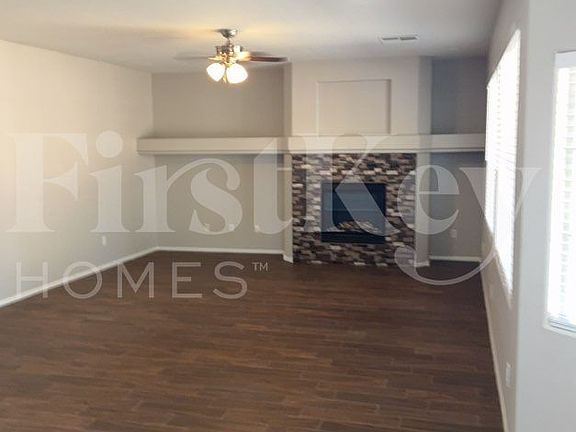 2nd image of 1104 E Hammer Ln