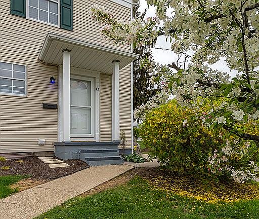 3rd image of 15 Bunker Hill Ln