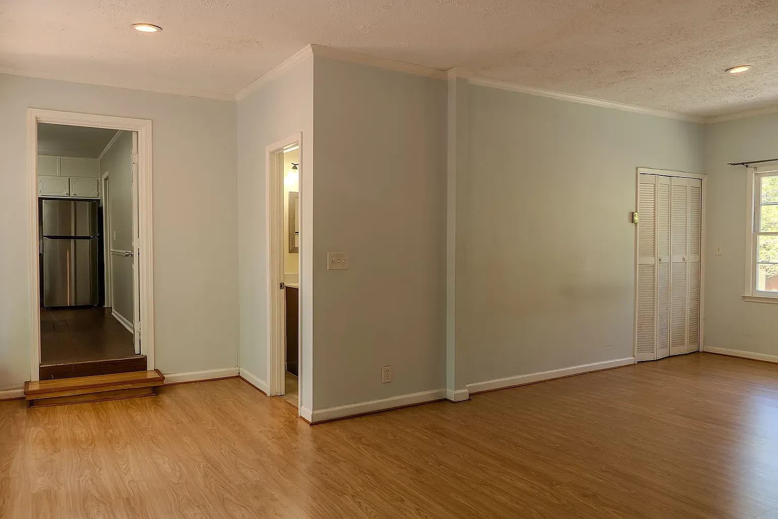 5 bed, 2449 sqft, $2,756 — Photo 3