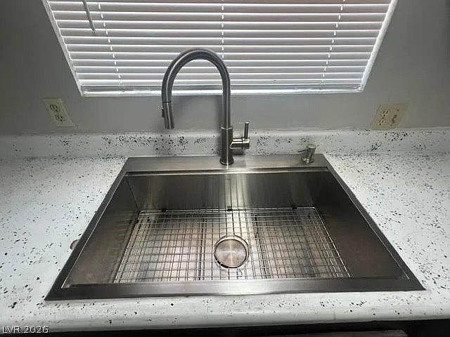 2 bed, 2.0 bath, 3744 sqft, $1,112 — Photo 3