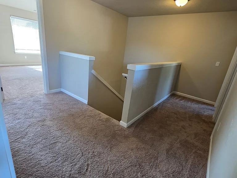 1013 Robbins Ct — Photo 3