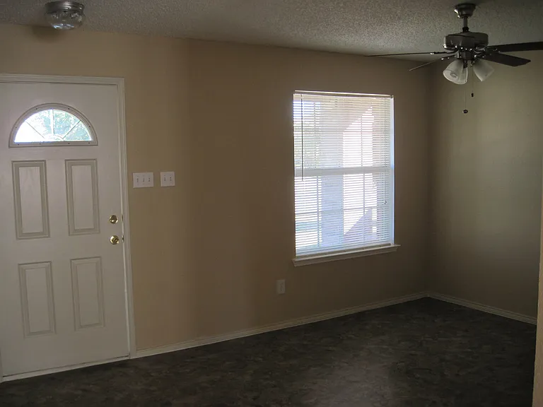 1612 Jewel Ln — Photo 4