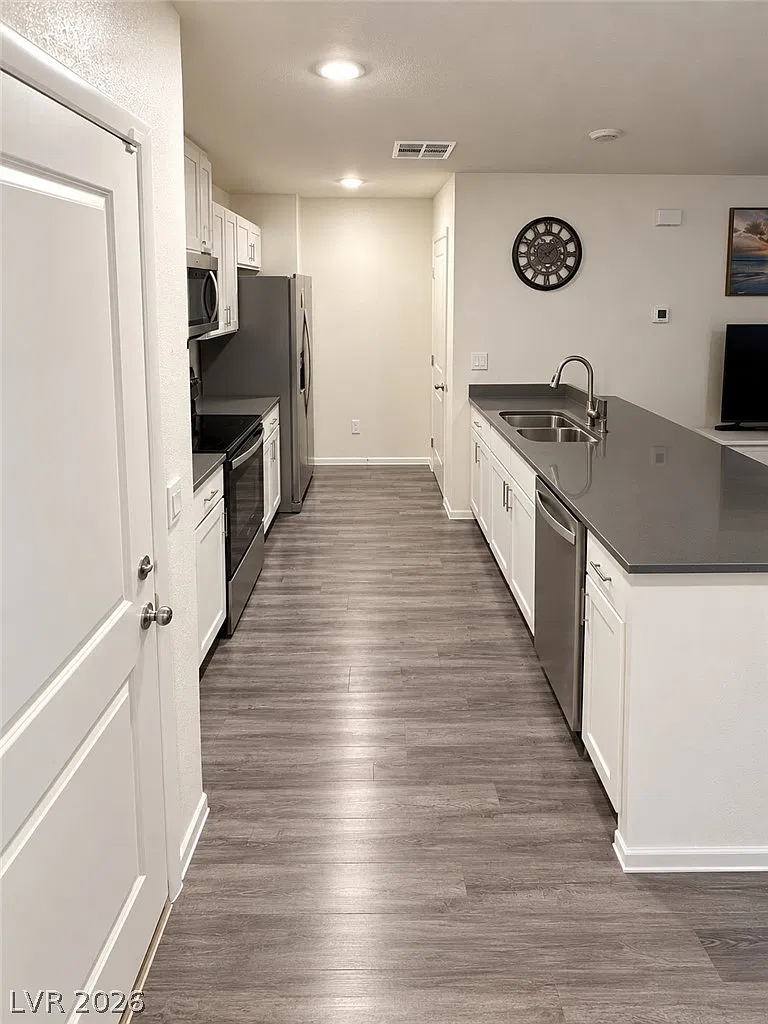 3 bed, 2.5 bath, 1281 sqft, $1,900 — Photo 3