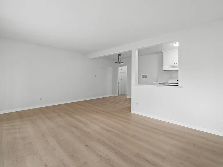147 N La Peer Dr #6 — Photo 7