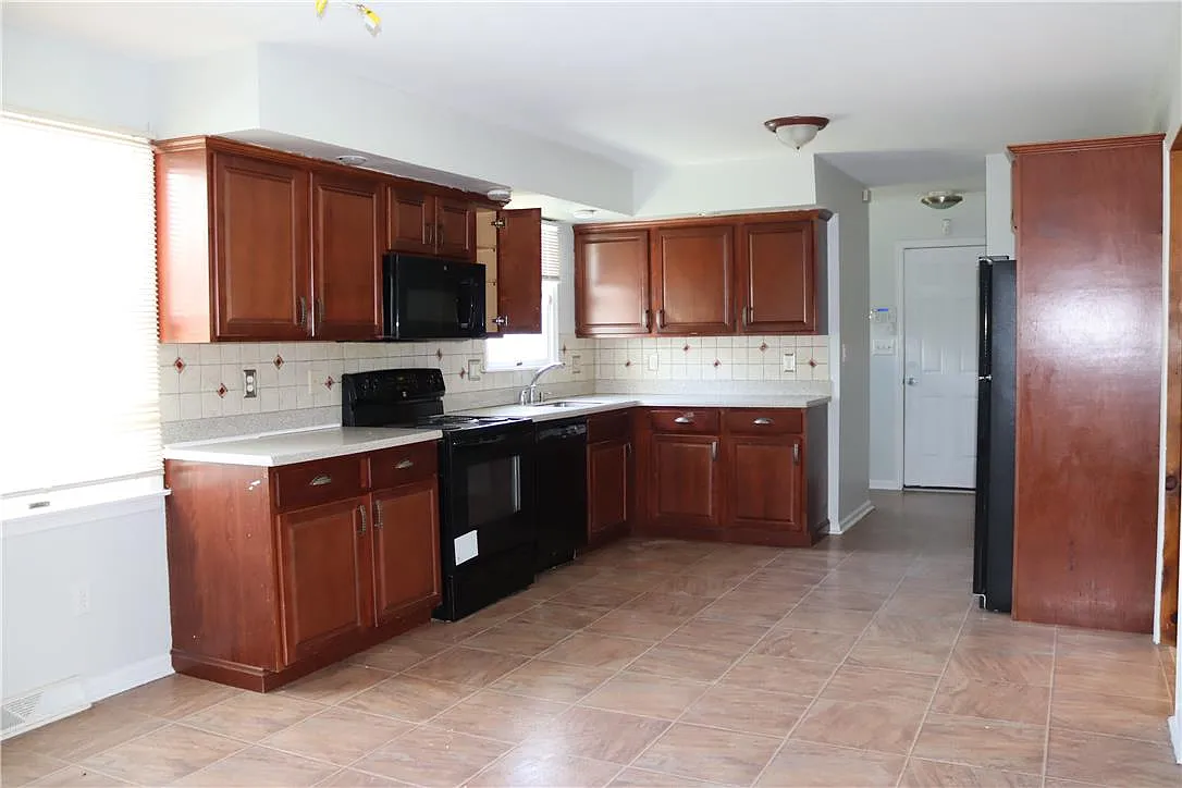 4 bed, 2.5 bath, 2132 sqft, $2,800 — Photo 3