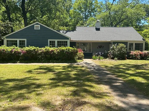 32 Clifton Ave, Kilmarnock, VA 22482