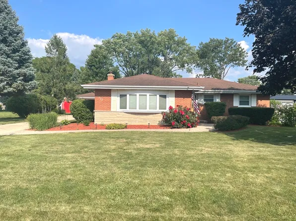 533 Woodview Ave, Elk Grove Village, IL 60007