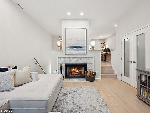 5th image of 930 N Clark St Unit A