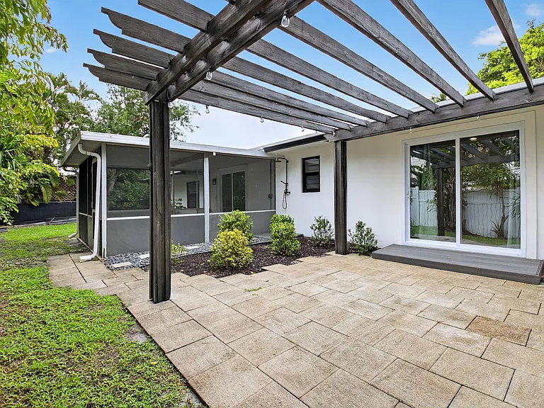 725 Heron Dr — Photo 33
