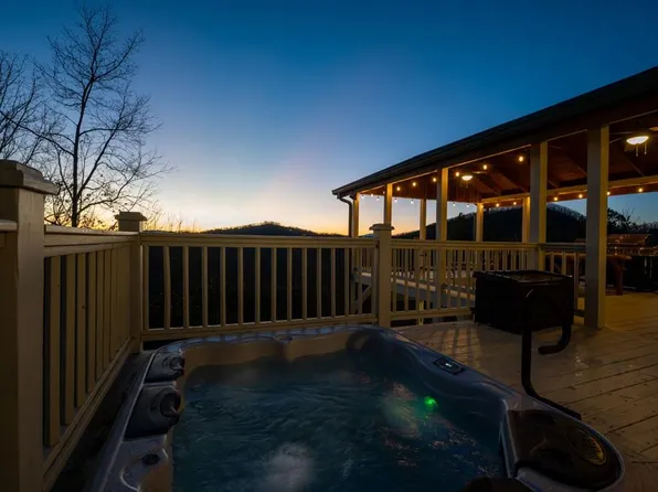 100 Laurel Crest Ln, Mineral Bluff, GA 30559