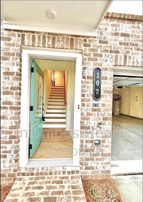 4 bed, 3.5 bath, 2025 sqft, $4,500 — Photo 2