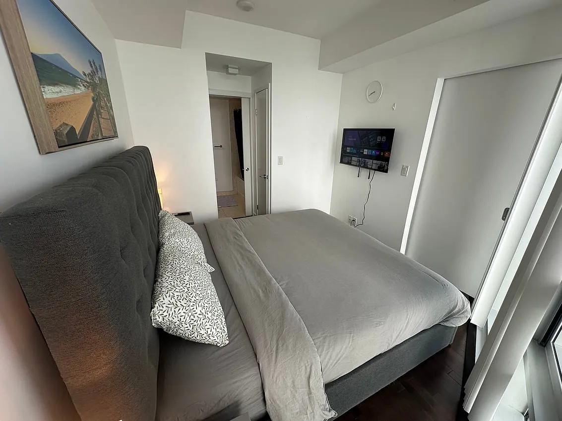Master Room - York St & Bremner Blvd — Photo 2
