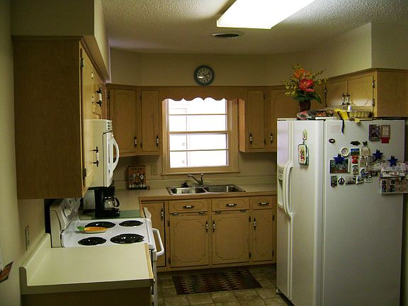 3rd image of 127 W Moultrie Dr