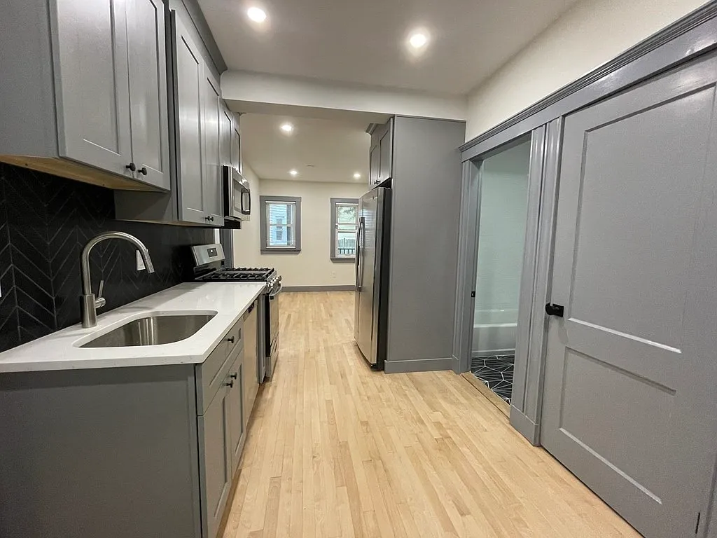 4 bed, 1000 sqft, $3,900 — Photo 3