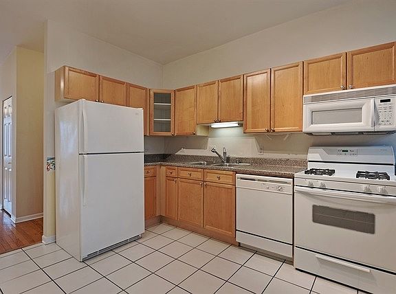 4th image of 3102 W Belle Plaine Ave APT 1