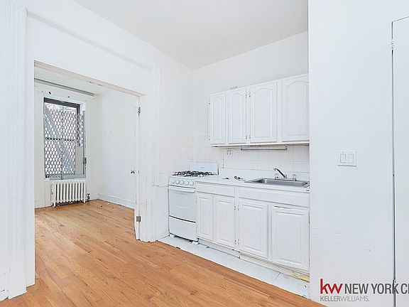4th image of 120 Macdougal St APT 6