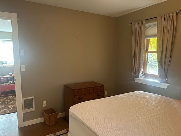 4th image of 233 Breezy Point Ave