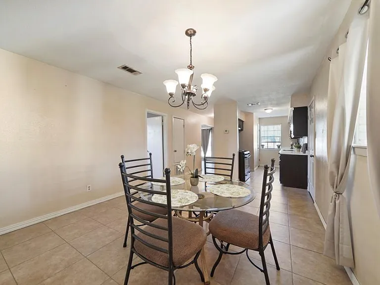 521 Gardenia St — Photo 12