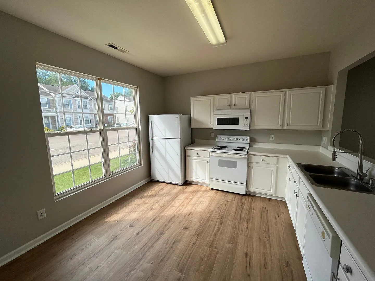 Charming 3BD, 2.5BA Raleigh Townhome with a Fenced Yard — Photo 3