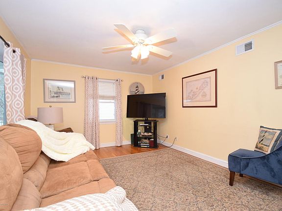 2nd image of 718 Crescent Pl
