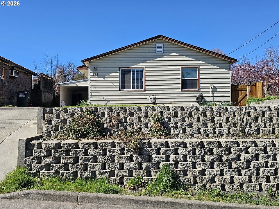 1st image of 711 SE 8th St