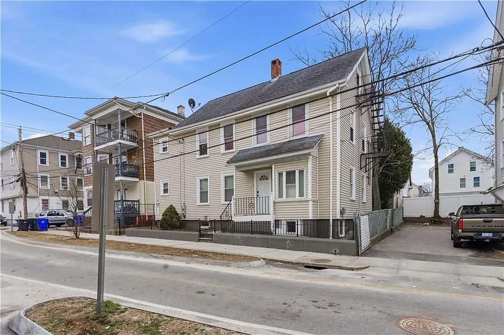 2 bed, 1.0 bath, 1000 sqft, $1,750 — Photo 1