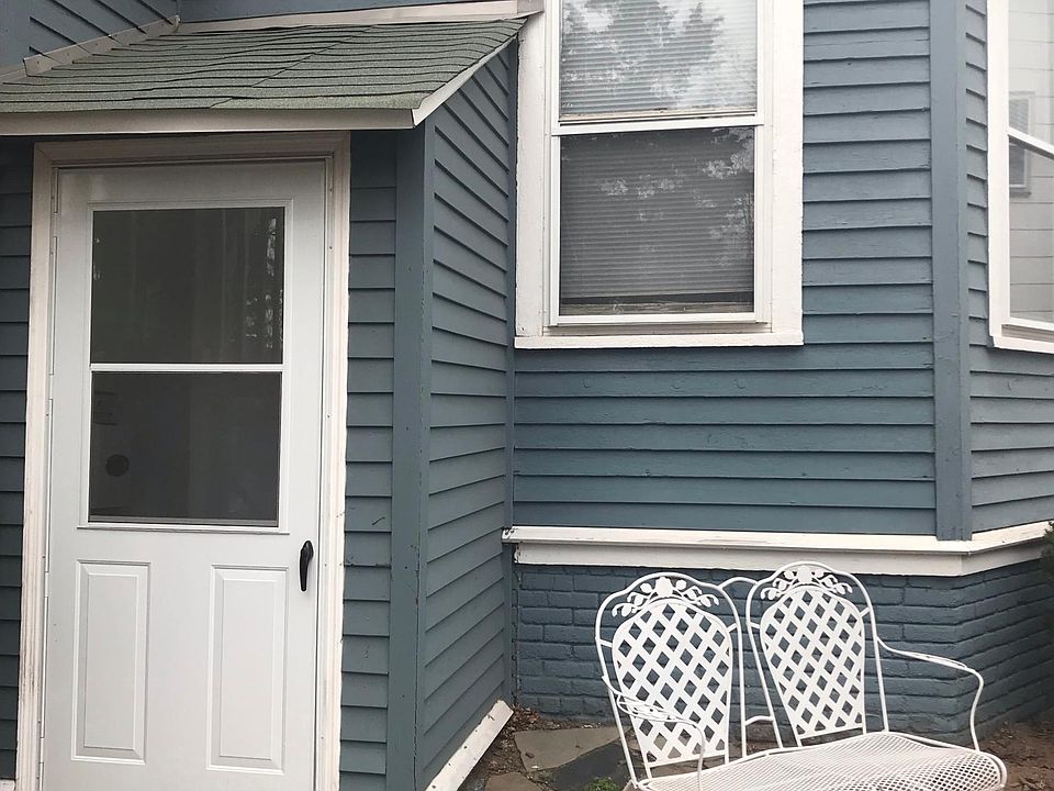 Private entrance with mailbox