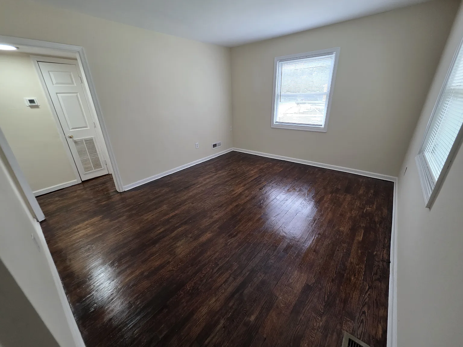 4 bed, 1.0 bath, 1023 sqft, $1,450 — Photo 2