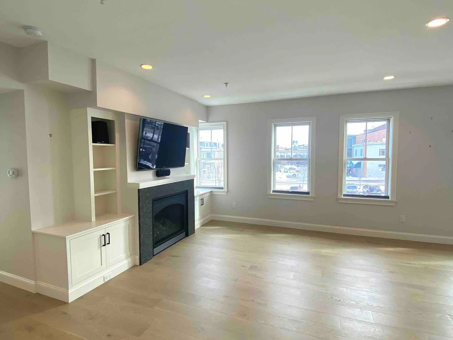 2 bed, 1250 sqft, $4,650 — Photo 2