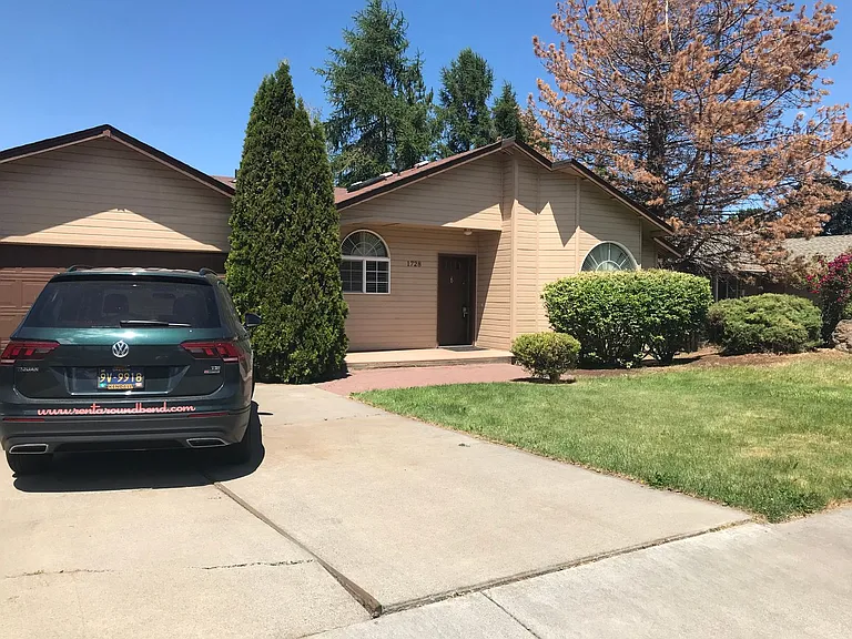 1728 NE Mark Ct — Photo 1