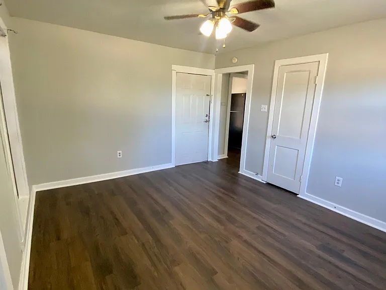2211 Bagby Ave — Photo 5